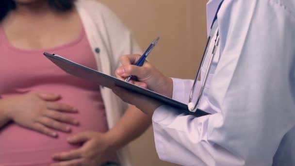 Gravid kvinna och gynekolog doktor vid sjukhuset — Stockvideo