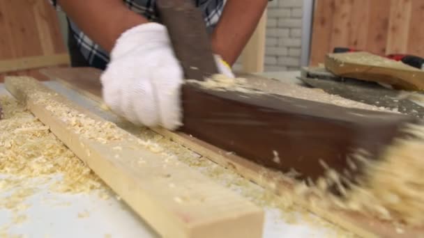 Menuisier travaillant sur l'artisanat du bois à l'atelier — Video