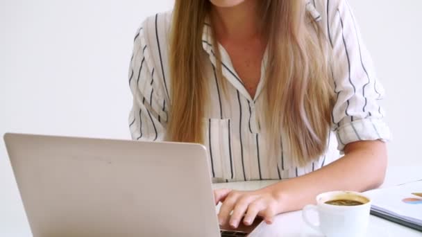 Mujer rubia de negocios que trabaja en la oficina moderna. — Vídeos de Stock