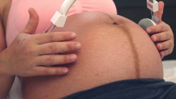 Lykkelig gravid kvinde og forventer baby derhjemme. – Stock-video