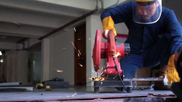 Professionell mekaniker skär stål metall. — Stockvideo