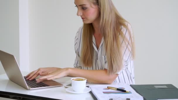 Blonde business woman working at modern office. — Stock Video