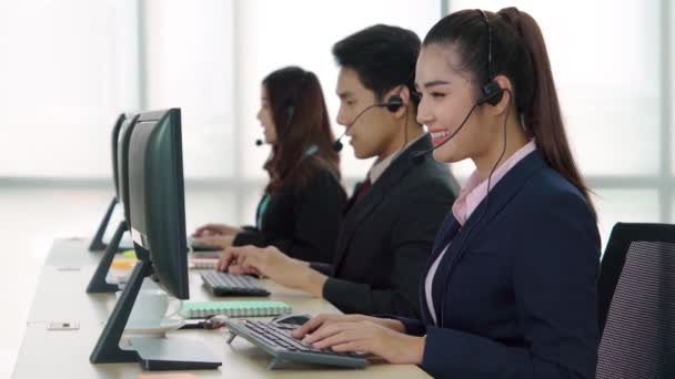 Des hommes d'affaires portant un casque qui travaillent au bureau — Video