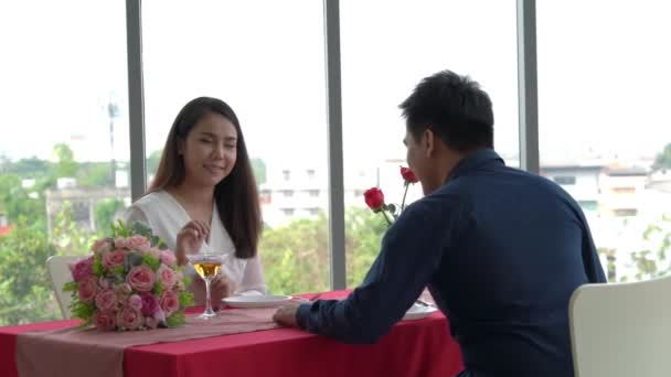 Счастливая романтическая пара обедает в ресторане — стоковое видео