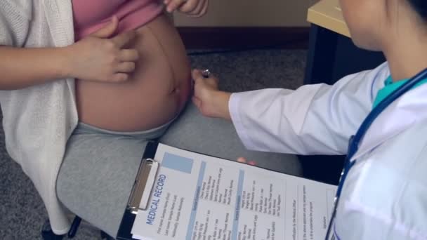 Mujer embarazada y médico ginecólogo en el hospital — Vídeo de stock