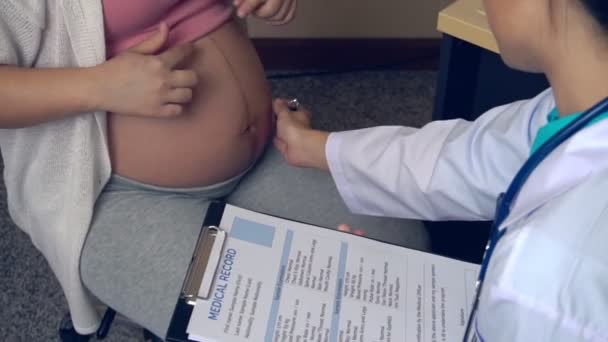 Schwangere und Frauenärztin im Krankenhaus