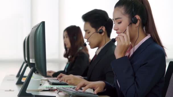Gente de negocios con auriculares trabajando en la oficina — Vídeos de Stock