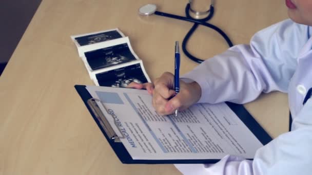 Schwangere und Frauenärztin im Krankenhaus — Stockvideo