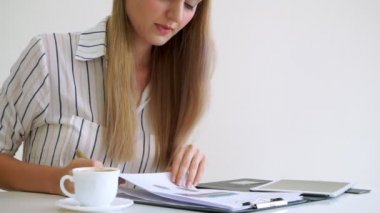 Modern ofiste çalışan sarışın bir iş kadını..