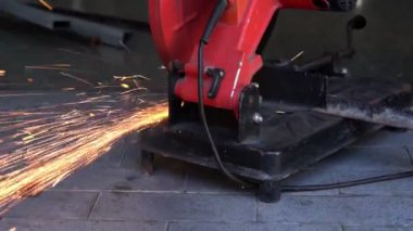 Profesyonel tamirci çelik metali kesiyor..