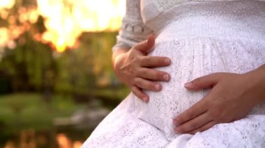 Hamile kadın bahçe evinde mutlu..