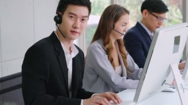 Ofiste çalışan kulaklık takan iş adamları.