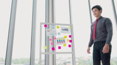 Şirket ofisinde iş adamları el sıkışır.