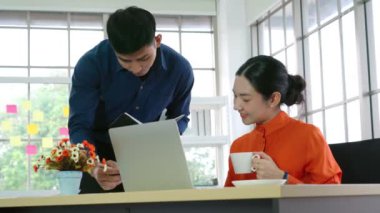 İki iş adamı ofiste proje stratejisi hakkında konuşuyor