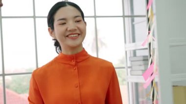 İş adamları proje planlama kurulunda çalışıyor