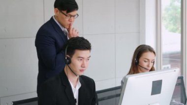 Ofiste çalışan kulaklık takan iş adamları.