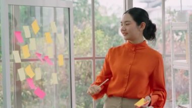 İş adamları proje planlama kurulunda çalışıyor