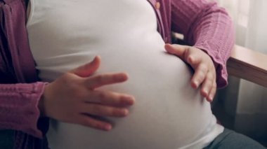 Mutlu hamile bir kadın ve evde bebek bekliyor..
