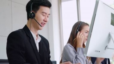 Ofiste çalışan kulaklık takan iş adamları.