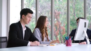 Grup toplantısında kızgın iş adamı anlaşmazlığı sorunu