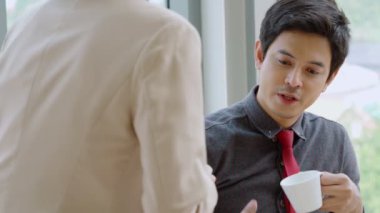 İki iş adamı ofiste proje stratejisi hakkında konuşuyor