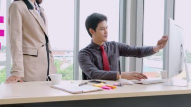 İş adamları ofiste arkadaşlarıyla tokalaşırlar.