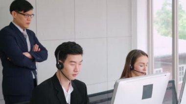 Ofiste çalışan kulaklık takan iş adamları.