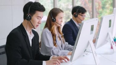 Ofiste çalışan kulaklık takan iş adamları.