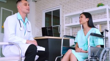 Profesyonel üniformalı doktor hastanedeki hastayı muayene ediyor.