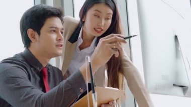 İki iş adamı ofiste proje stratejisi hakkında konuşuyor