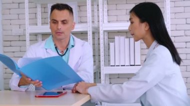 Profesyonel üniformalı doktor hastanedeki hastayı muayene ediyor.
