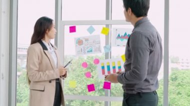 İş adamları proje planlama kurulunda çalışıyor