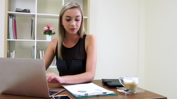 Mujer rubia de negocios que trabaja en la oficina moderna. — Vídeos de Stock