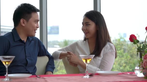 Heureux couple romantique déjeuner au restaurant — Video