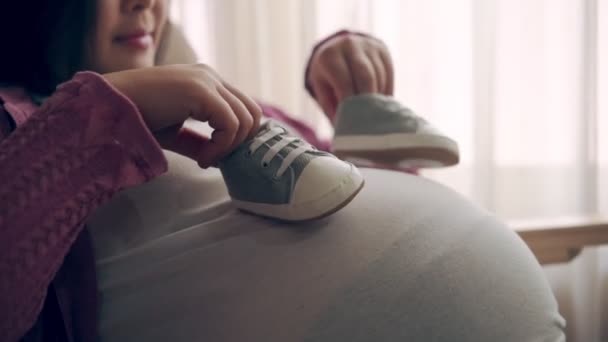 Glückliche Schwangere und erwartetes Baby zu Hause. — Stockvideo