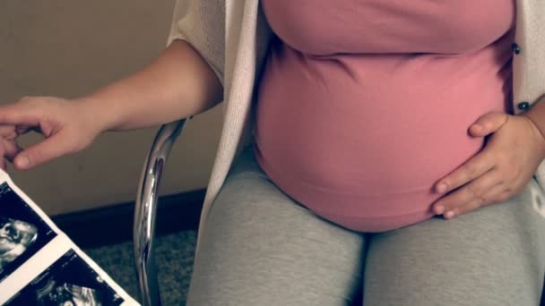 병원에서의 임신부와 산부인과 의사 — 비디오