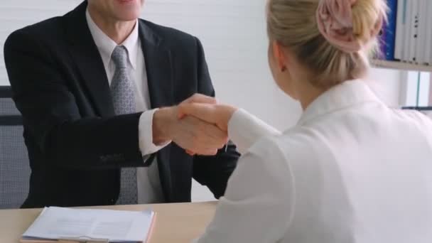 Buscador de empleo y gerente apretón de manos en entrevista de trabajo — Vídeos de Stock
