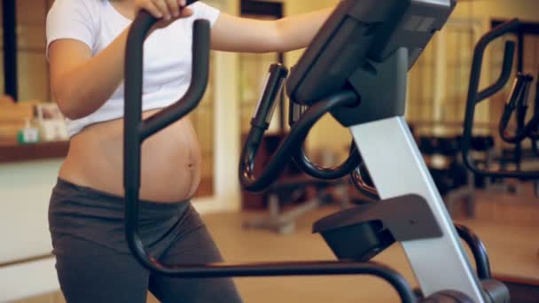 Exercice actif pour femme enceinte dans un centre de fitness. — Video