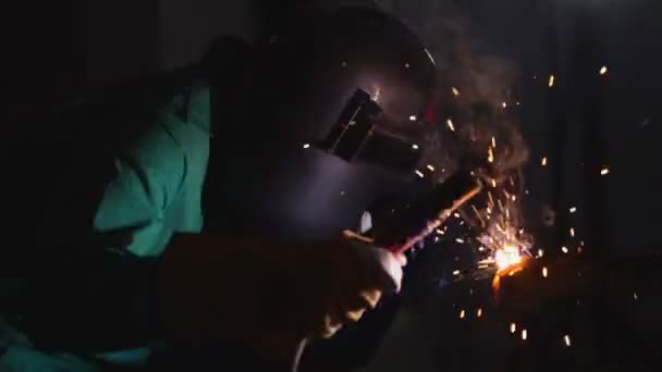 Spawacz metalowy pracujący ze spawarką łukową — Wideo stockowe