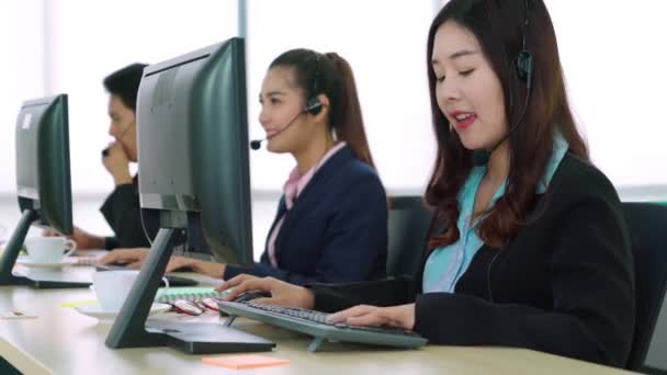 Gente de negocios con auriculares trabajando en la oficina — Vídeo de stock