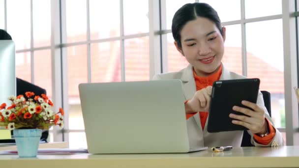 Les gens d'affaires travaillant à table dans un bureau moderne — Video