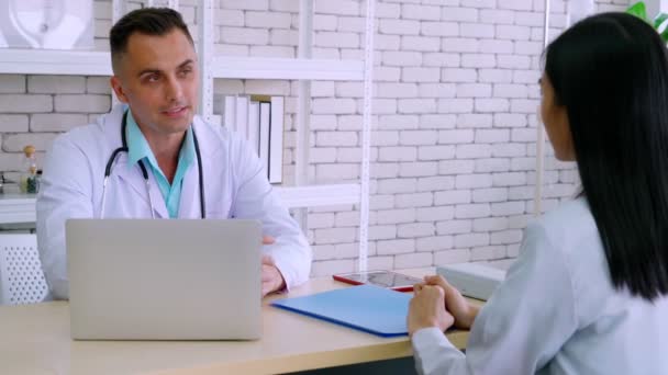 専門職制服を着た医者が病院で患者を診察 — ストック動画