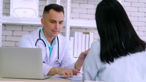 Doutor em uniforme profissional examinando paciente no hospital — Vídeo de Stock