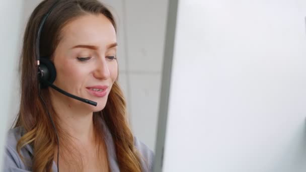 Geschäftsleute mit Headset arbeiten im Büro — Stockvideo