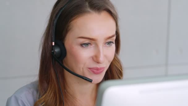 Obchodníci nosí sluchátka pracující v kanceláři — Stock video