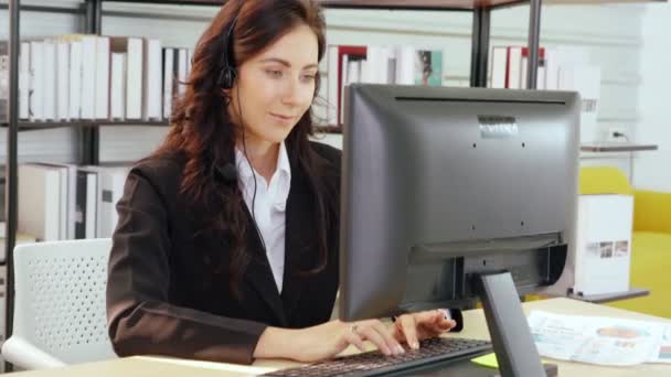 Geschäftsleute mit Headset arbeiten im Büro