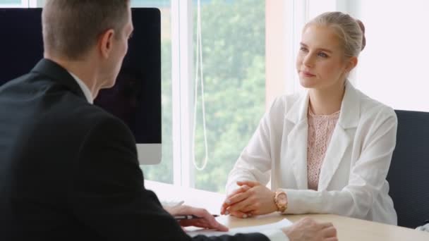 Buscador de empleo en la entrevista de trabajo reunión con el gerente — Vídeo de stock