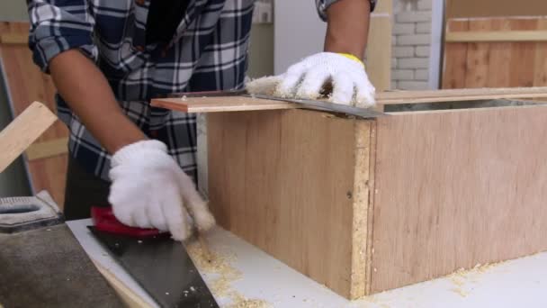 Snickare som arbetar med trähantverk vid verkstaden — Stockvideo