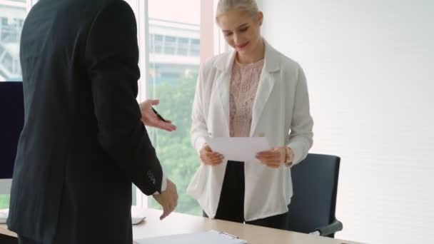 Arbeitssuchende im Vorstellungsgespräch mit Manager — Stockvideo