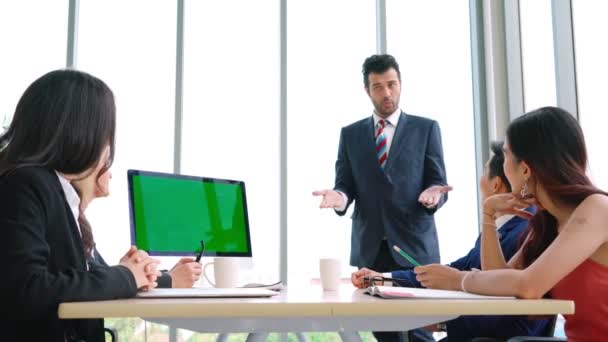 Uomini d'affari nella sala conferenze con schermo verde — Video Stock